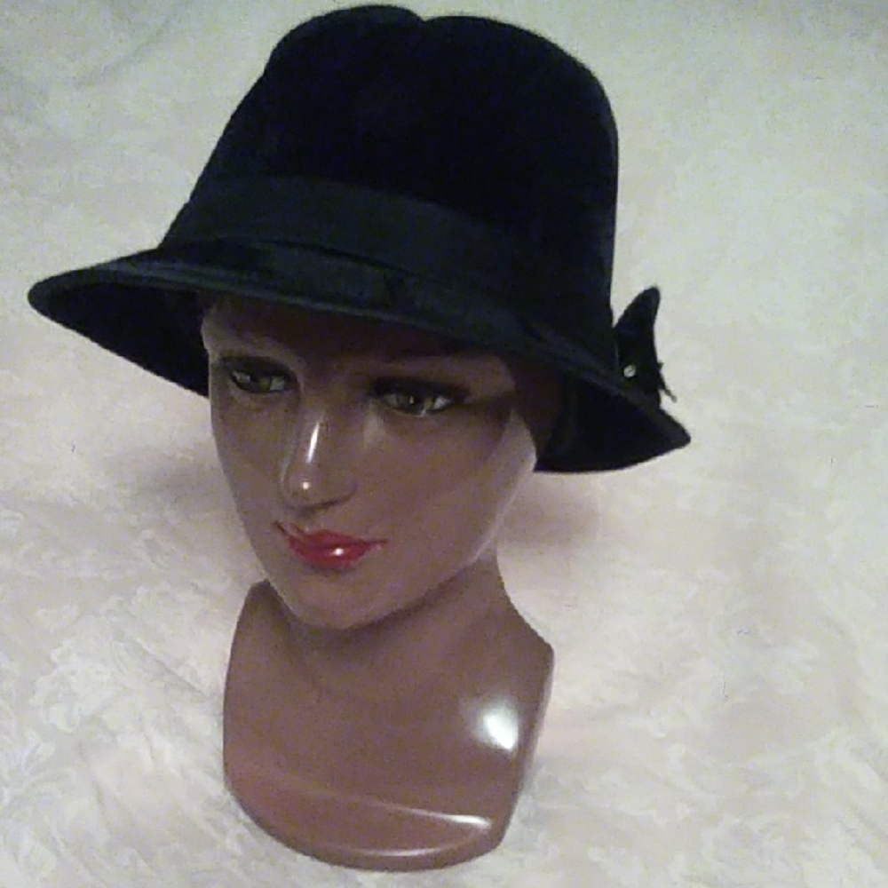 Chic Black Women's Hat with Bow Accent